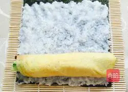 Illustration of how to make homemade sushi rolls 6