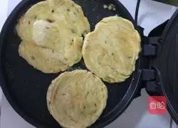Illustration of how to make scallion pancakes 8