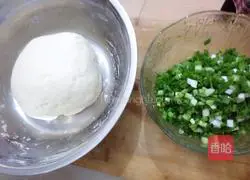 Illustration of how to make scallion pancakes 7