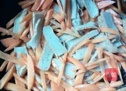 Illustration of how to make fried fish cakes with carrots and cucumbers 5