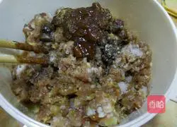 Illustration of how to make golden meat cakes 4