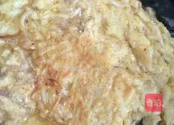 Illustration of how to make carrot and egg pancake 5