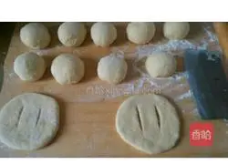 Illustration of how to make Salaqifa dough cakes 3
