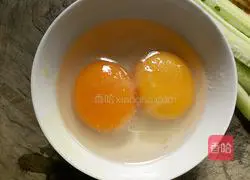 Illustration of how to make fruit and vegetable duck egg sushi rolls 3