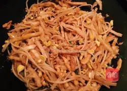 Illustration of how to make stir-fried pancakes with shredded chicken and soybean sprouts 6