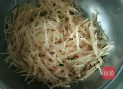 Illustration of how to make shredded potato and egg pancakes 1