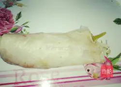 Illustration of how to make shredded pork burritos with Beijing sauce 15