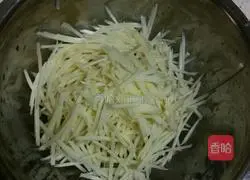 Illustration of how to make fried potato cakes 1