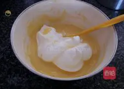 Illustration of how to make orange jam cake roll 9