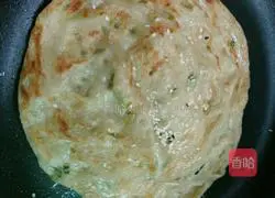 Illustration of how to make green onion hand cakes 6