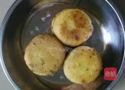 Illustration of how to make sweet potato and scallion pancakes 5