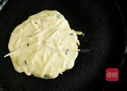 Illustration of how to make shredded potato pancakes 3