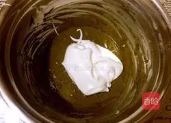 Illustration of how to make matcha cake roll 9