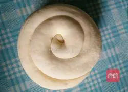 Illustration of how to make puff pastry with meat 3