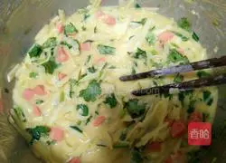 Illustration of how to make ham and potato pancakes 3