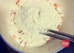 Illustration of how to make olive and carrot shredded egg pancakes 3