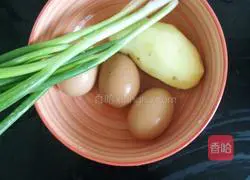 Illustration of how to make potato egg pancakes 1