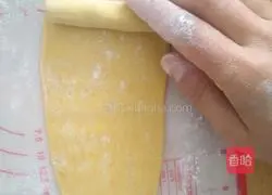 Illustration of how to make golden meat waffles 6