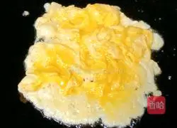 Illustration of how to make fried rice noodles with meat patties and eggs 8