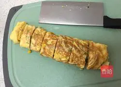 Illustration of how to make double omelette egg roll 13