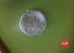 Illustration of how to make green onion pancake 10