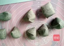 Illustration of how to make black rice lotus leaf cake 4