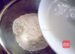 Illustration of how to make egg and green onion pancake 2