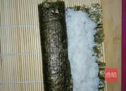 Illustration of how to make ham and floss sushi 6