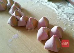 Colorful banana filling Illustration of how to make cakes 3