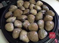 Illustration of how to make electric pan roasted yellow clams 2