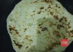 Illustration of how to roll salted fish in large cake 9