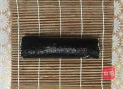 Illustrations of how to make simple sushi at home 10