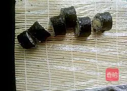 Illustration of how to make fruit sushi 9