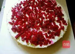 Illustration of how to decorate a double-layered light cream cake with fondant 7