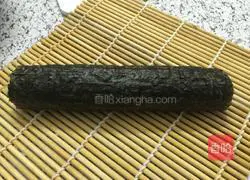 Illustration of how to make seaweed sushi rolls 8