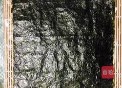 Illustration of how to make spicy ham and meat floss sushi 4