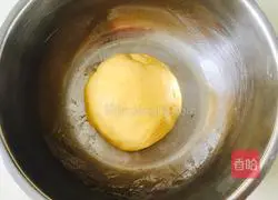 Recipe for making sesame pumpkin cake with bean paste filling (electric baking pan version) 8