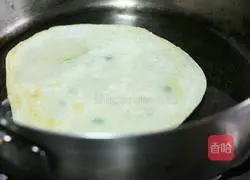 Illustration of how to transform dumpling wrappers into scallion pancakes 7