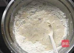 Illustration of how to make banana milk egg pancake 3