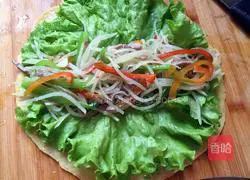 Illustration of how to make egg pancakes rolled with potato shreds 9