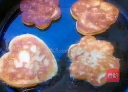 Illustration of how to make banana egg pancake 9