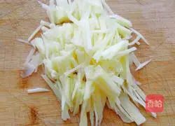 Illustration of how to make shredded potato pancakes 1