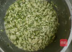 Illustration of how to make fried sophora flower cake 4