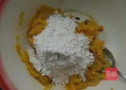 Illustration of how to make sweet potato, glutinous rice and shredded coconut cake 5