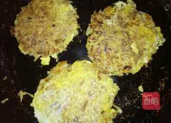 Illustration of how to make fried potato pancakes 6