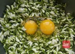 Illustration of how to make fried sophora flower cake 2