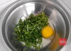 Illustration of how to make chive pancakes 2