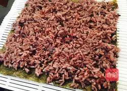 Illustration of how to make sushi with snail meat and floss 4