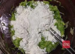 Illustration of how to make lettuce pancakes 3