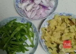 Illustration of how to make fried onion and green pepper pancakes 2